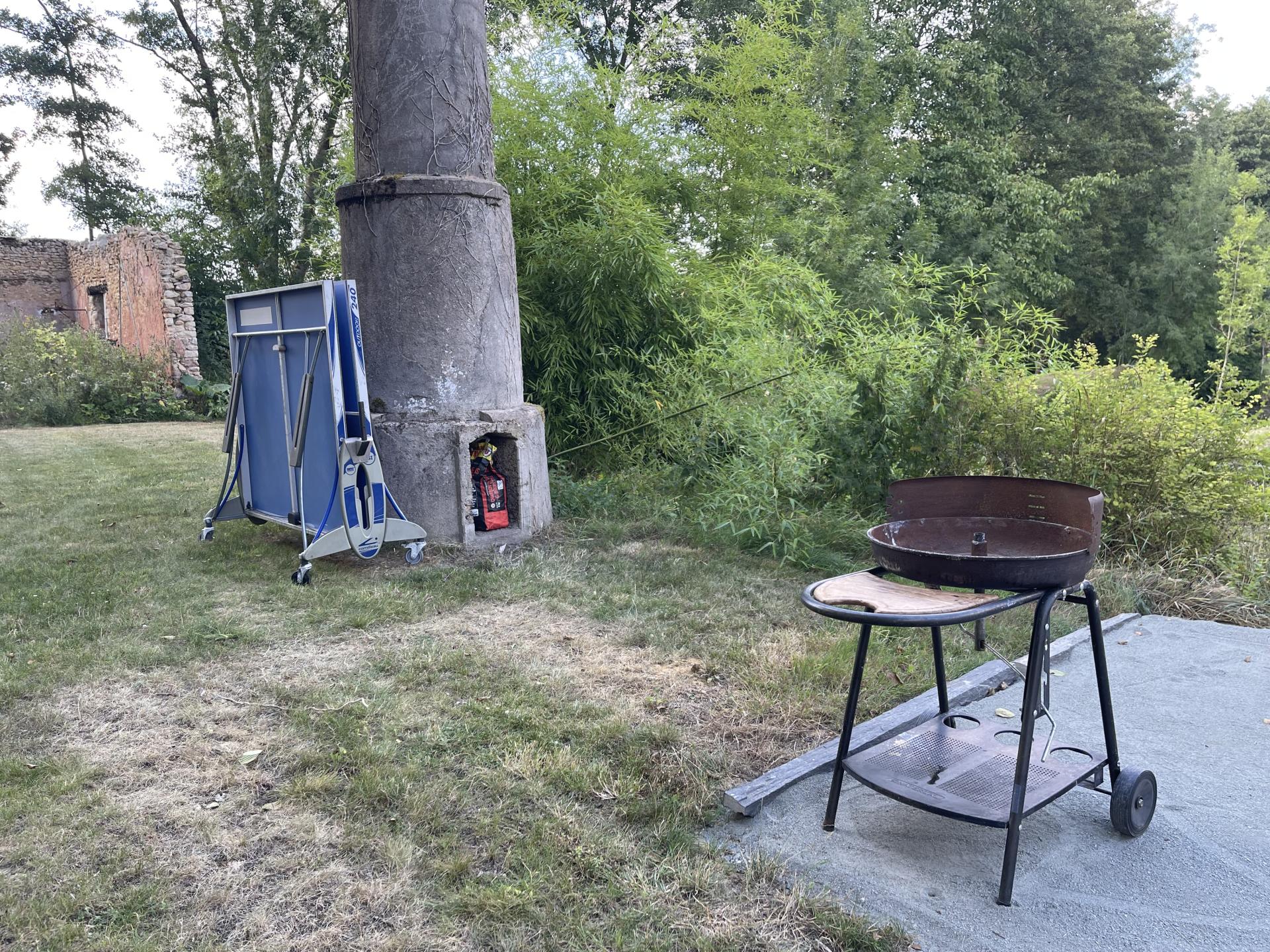 Barbecue et table de ping-pong