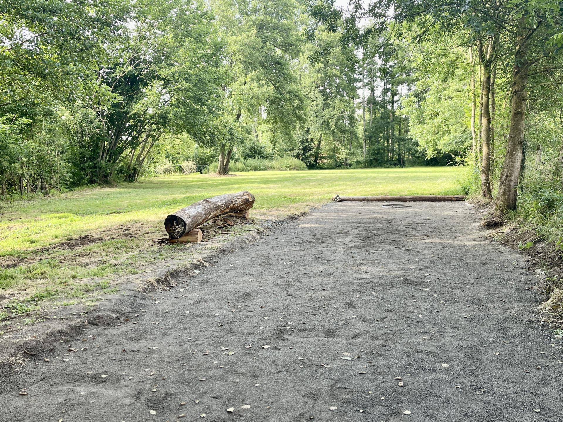 Terrain de pétanque près de la rivière