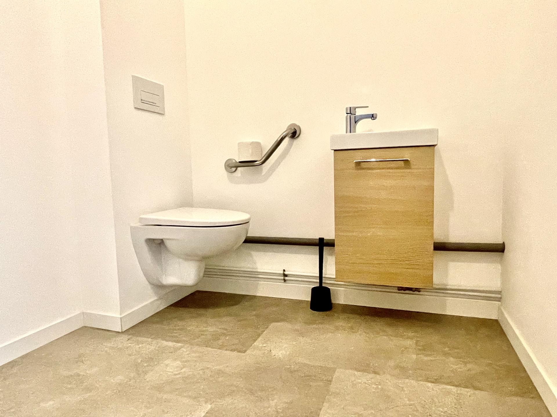 Toilettes séparées et lave-mains